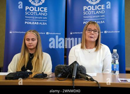 Verwandte von Khasha Smith l-r Calley Smith (18), Tochter von Khasha mit Nicola Neil (55), Mutter von Khasha, die am 5. Januar in der Gegend von Calder in Edinburgh als vermisst gemeldet wurde. Bedenken wurden von Khashas Familie geäußert, die seit dem 4. November nichts von ihr gehört hat. Bilddatum: Montag, 4. März 2024. Stockfoto