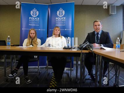 Verwandte von Khasha Smith l-r Calley Smith (18), Tochter von Khasha mit Nicola Neil (55) Mutter von Khasha, die am 5. Januar in der Gegend von Calder in Edinburgh als vermisst gemeldet wurde, zusammen mit dem Senior Investigating Officer DCI Robert Williamson, der eine Erklärung auf der Fettes Police Station in Edinburgh las. Bedenken wurden von Khashas Familie geäußert, die seit dem 4. November nichts von ihr gehört hat. Bilddatum: Montag, 4. März 2024. Stockfoto