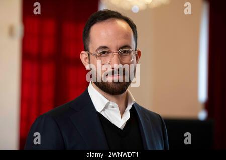 Der in Hannover lehrende Pianist Igor Levit 36, Foto wird am 03.03.2024 im Kuerfuerstlichen Schloss in Mainz mit der Buber-Rosenzweig-Medaille 2024 ausgezeichnet Foto vom 03.03.2024. Levit verbinde seine Kunst mit Engagement für eine freie, demokratische Gesellschaft und gegen Antisemitismus, Rassismus und Menschenfeindlichkeit, erklaerte der Deutsche Koordinierungsrat für Christlich-Juedische Zusammenarbeit in Bad Nauheim. Siehe epd-Meldung vom 03.03.2024 NUR REDAKTIONELLE VERWENDUNG *** der Pianist Igor Levit 36, Foto, der in Hannover unterrichtet, erhält am 03 03 die Buber Rosenzweig-Medaille 2024 Stockfoto