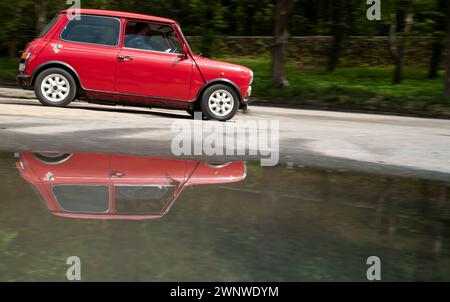 20/05/21 In einem renovierten Lager im alten wireworks, Ambergate, startet Eine MINI - „Drive Dad’s Car“-Attraktion auf der Great british Car Journey Stockfoto