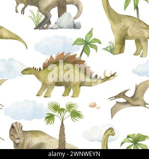 Nahtloses Aquarellmuster mit Illustration eines Dinosauriers mit Palmen, Wolken. Für Kinderzimmer Dekor, Tapete, Textil Stockfoto