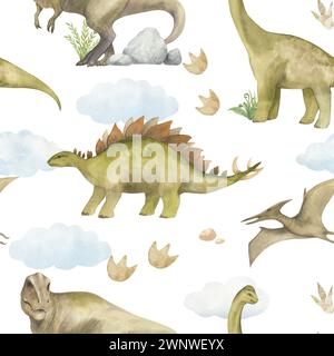 Nahtloses Aquarellmuster mit Illustration von Dinosauriern und Pfotendrucken, Wolken. Für Kinderzimmer Dekor, Tapete, Textil Stockfoto