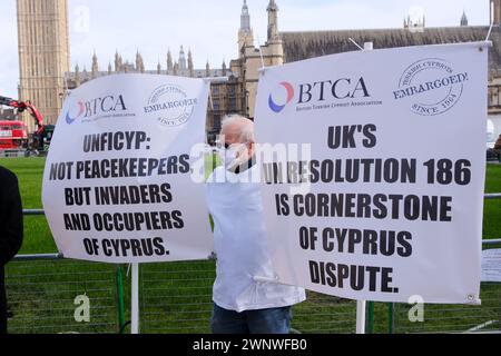 Parliament Square, London, Großbritannien. März 2024. Die Zyprioten im Parlament markieren die zypriotische UN-Pufferzone am 4. März 1964. Quelle: Matthew Chattle/Alamy Live News Stockfoto