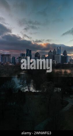 Panoramablick auf die Skyline von Atlanta, aufgenommen vom Piedmont Park bei Sonnenuntergang im März 2024. Stockfoto
