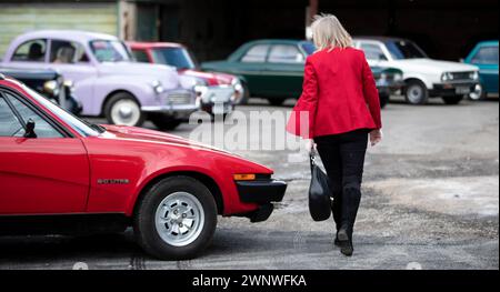 20/05/21 die Attraktion „Drive Dad’s Car“ bei der Great british Car Journey startet in einem renovierten Lager im alten wireworks, Ambergate Derbyshir Stockfoto