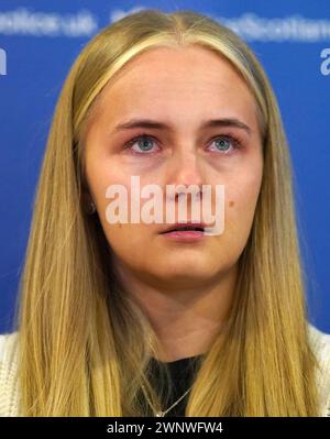 Calley Smith (18) Tochter von Khasha Smith, der am 5. Januar in Edinburgh als vermisst gemeldet wurde und eine Erklärung auf der Fettes Police Station in Edinburgh las. Bedenken wurden von Khashas Familie geäußert, die seit dem 4. November nichts von ihr gehört hat. Bilddatum: Montag, 4. März 2024. Stockfoto
