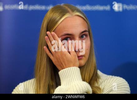 Calley Smith (18) Tochter von Khasha Smith, der am 5. Januar in Edinburgh als vermisst gemeldet wurde und eine Erklärung auf der Fettes Police Station in Edinburgh las. Bedenken wurden von Khashas Familie geäußert, die seit dem 4. November nichts von ihr gehört hat. Bilddatum: Montag, 4. März 2024. Stockfoto