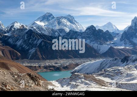 Panoramablick auf den Mount Everest und den Gokyo See. Himalaya-Berge mit smaragdblauem Wasser aus Moränensee und schneebedeckten Hügeln und Gipfeln. Stockfoto