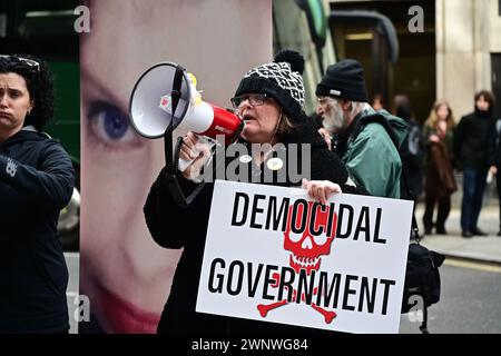 Caxton House, London, Großbritannien. März 2024. Behinderte Menschen gegen Kürzungen protestierten gegen das Ministerium für Arbeit und Pensionen (DWP) gegen sogenannte Wohlfahrtsreformen, die schutzbedürftige Menschen angreifen. Im Laufe der Jahre gab es mehr als 100.000 Todesfälle aufgrund von Kürzungen der Sozialleistungen, fehlendem Zugang zur Gesundheitsversorgung, verweigerten Sozialleistungen und Energiekrisen. Behinderte Menschen mit Rollstuhl blockieren die Straße vor der Westminster Abbey in London. Quelle: Siehe Li/Picture Capital/Alamy Live News Stockfoto