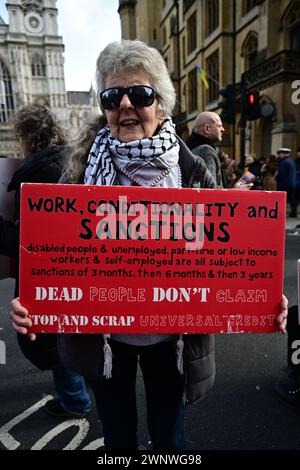 Caxton House, London, Großbritannien. März 2024. Behinderte Menschen gegen Kürzungen protestierten gegen das Ministerium für Arbeit und Pensionen (DWP) gegen sogenannte Wohlfahrtsreformen, die schutzbedürftige Menschen angreifen. Im Laufe der Jahre gab es mehr als 100.000 Todesfälle aufgrund von Kürzungen der Sozialleistungen, fehlendem Zugang zur Gesundheitsversorgung, verweigerten Sozialleistungen und Energiekrisen. Behinderte Menschen mit Rollstuhl blockieren die Straße vor der Westminster Abbey in London. Quelle: Siehe Li/Picture Capital/Alamy Live News Stockfoto