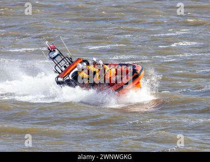 Ausstellung zum 200. Jahrestag des RNLI auf dem Fluss Mersey, mit Booten und Crew von lokalen Stationen in New Brighton, Hoylake, West Kirby und Lytham St. Annes. Stockfoto