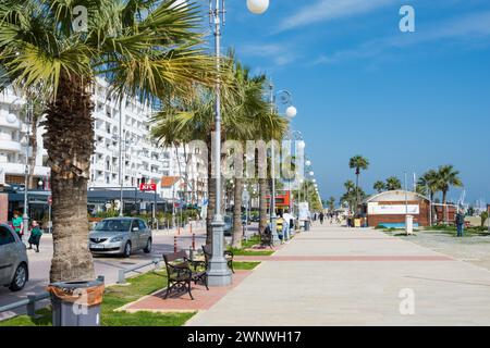 Von Palmen gesäumte Finikoudes Promenade, Larnaka, Zypern. Februar 2024 Stockfoto