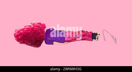 Zeitgenössische Kunstcollage. Junger Mann mit Himbeere statt Kopf, der von der Seite vor leuchtendem rosa Hintergrund springt. Stockfoto