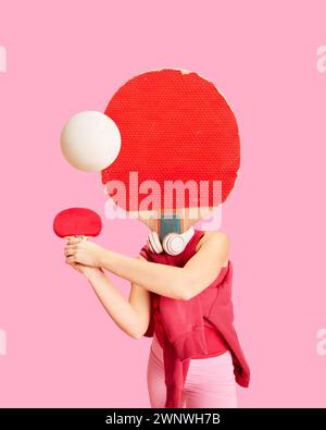 Zeitgenössische Kunstcollage. Junge Frau mit Tischtennisschläger, die sich auf den Ball vor leuchtendem rosa Hintergrund vorbereitet. Stockfoto