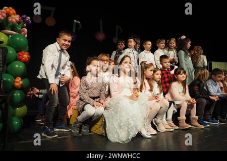 Sremska Mitrovica, Serbien 8. März 2022 Kinderchoraufführung auf der Bühne. Kinder singen. Musikalische Kindergruppe in eleganten Kostümen Stockfoto