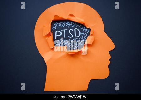 Papierkopfriss und Abkürzung PTSD posttraumatische Belastungsstörung. Stockfoto