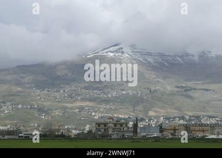 Al Maj, Libanon. März 2024. Schneebedeckte Berge aus dem Dorf Al Maj, Bekaa Valley, Libanon, am 3. März 2024. (Foto: Elisa Gestri/SIPA USA) Credit: SIPA USA/Alamy Live News Stockfoto