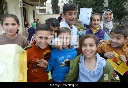 Al Maj, Libanon. März 2024. Libanesische, palästinensische und syrische Kinder, die von der NGO "Wir sind für einander da" betreut werden, wurden am 3. März 2024 im Dorf Al Maj im Bekaa-Tal im Libanon gesehen. (Foto: Elisa Gestri/SIPA USA) Credit: SIPA USA/Alamy Live News Stockfoto