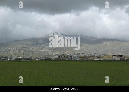 Al Maj, Libanon. März 2024. Schneebedeckte Berge aus dem Dorf Al Maj, Bekaa Valley, Libanon, am 3. März 2024. (Foto: Elisa Gestri/SIPA USA) Credit: SIPA USA/Alamy Live News Stockfoto