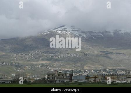 Al Maj, Libanon. März 2024. Schneebedeckte Berge aus dem Dorf Al Maj, Bekaa Valley, Libanon, am 3. März 2024. (Foto: Elisa Gestri/SIPA USA) Credit: SIPA USA/Alamy Live News Stockfoto