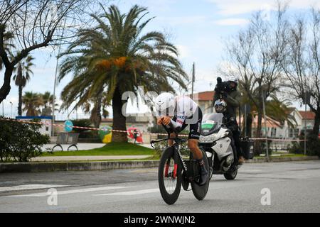 Lido Di Camaiore, Italien. März 2024. Juan Ayuso (Team Emirates der Vereinigten Arabischen Emirate) in Aktion während des 59. Tirreno-Adriatico 2024, Stage 1, einem 10 km langen Einzelzeitfahren von Lido di Camaiore nach Lido di Camaiore - ITT - am 04. März 2024 in Lido di Camaiore, Toskana, Italien. (Foto: Fabio Ferrari/LaPresse) Credit: LaPresse/Alamy Live News Stockfoto