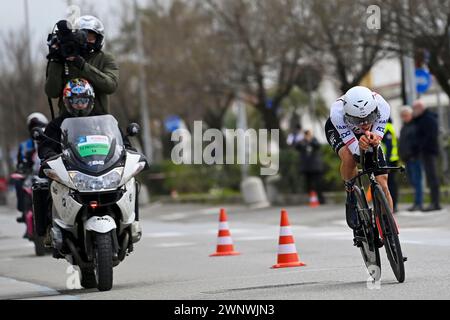 Lido Di Camaiore, Italien. März 2024. Juan Ayuso (Team Emirates der Vereinigten Arabischen Emirate) in Aktion während des 59. Tirreno-Adriatico 2024, Stage 1, einem 10 km langen Einzelzeitfahren von Lido di Camaiore nach Lido di Camaiore - ITT - am 04. März 2024 in Lido di Camaiore, Toskana, Italien. (Foto: Fabio Ferrari/LaPresse) Credit: LaPresse/Alamy Live News Stockfoto