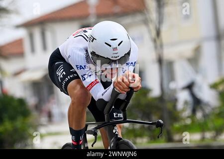 Lido Di Camaiore, Italien. März 2024. Juan Ayuso (Team Emirates der Vereinigten Arabischen Emirate) in Aktion während des 59. Tirreno-Adriatico 2024, Stage 1, einem 10 km langen Einzelzeitfahren von Lido di Camaiore nach Lido di Camaiore - ITT - am 04. März 2024 in Lido di Camaiore, Toskana, Italien. (Foto: Fabio Ferrari/LaPresse) Credit: LaPresse/Alamy Live News Stockfoto