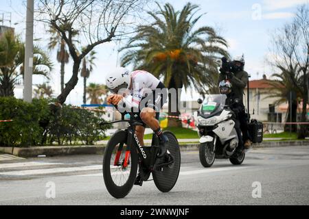 Lido Di Camaiore, Italien. März 2024. Juan Ayuso (Team Emirates der Vereinigten Arabischen Emirate) in Aktion während des 59. Tirreno-Adriatico 2024, Stage 1, einem 10 km langen Einzelzeitfahren von Lido di Camaiore nach Lido di Camaiore - ITT - am 04. März 2024 in Lido di Camaiore, Toskana, Italien. (Foto: Fabio Ferrari/LaPresse) Credit: LaPresse/Alamy Live News Stockfoto