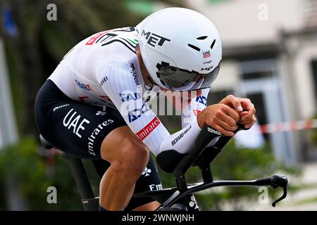 Lido Di Camaiore, Italien. März 2024. Juan Ayuso (Team Emirates der Vereinigten Arabischen Emirate) in Aktion während des 59. Tirreno-Adriatico 2024, Stage 1, einem 10 km langen Einzelzeitfahren von Lido di Camaiore nach Lido di Camaiore - ITT - am 04. März 2024 in Lido di Camaiore, Toskana, Italien. (Foto: Fabio Ferrari/LaPresse) Credit: LaPresse/Alamy Live News Stockfoto