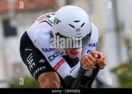 Lido Di Camaiore, Italien. März 2024. Juan Ayuso (Team Emirates der Vereinigten Arabischen Emirate) in Aktion während des 59. Tirreno-Adriatico 2024, Stage 1, einem 10 km langen Einzelzeitfahren von Lido di Camaiore nach Lido di Camaiore - ITT - am 04. März 2024 in Lido di Camaiore, Toskana, Italien. (Foto: Fabio Ferrari/LaPresse) Credit: LaPresse/Alamy Live News Stockfoto