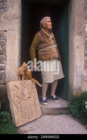 Jane Parfitt mit Wappen aus dem Spargrove Manor House. Batcombe, Somerset. 1988 1980er Jahre Großbritannien. Das heruntergekommene, mit Wassergraben versehene Manor House wurde von den zurückgezogen lebenden Schwestern der Familie Parfitt besetzt, die in Armut lebten, während sie noch versuchten, ihre Farm zu erhalten. Das Herrenhaus war seit über 200 Jahren in ihrer Familie. HOMER SYKES Stockfoto