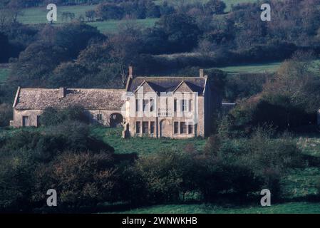 Spargrove Manor House, Batcombe, Somerset. 1988 1980er Jahre Großbritannien. Das heruntergekommene, mit Wassergraben versehene Manor House wurde von den zurückgezogen lebenden Parfitt-Schwestern besetzt, die in Armut lebten und dennoch versuchten, ihren Bauernhof zu erhalten, der seit mehreren hundert Jahren in der Familie war. HOMER SYKES Stockfoto