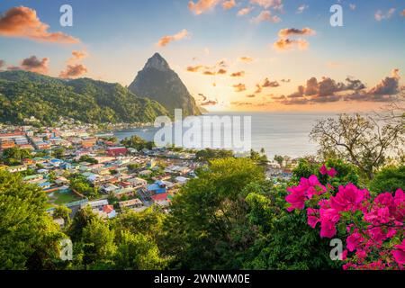 Sonnenuntergang Piton Mountain Mit Blick Auf Soufriere, Saint Lucia, Westindien, Östliche Karibik Stockfoto