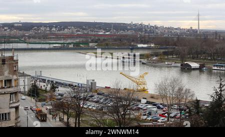 Belgrad, Serbien - 14. März 2016: Brücken über den Fluss Sava vom Kalemegdan Park in der Hauptstadt. Stockfoto