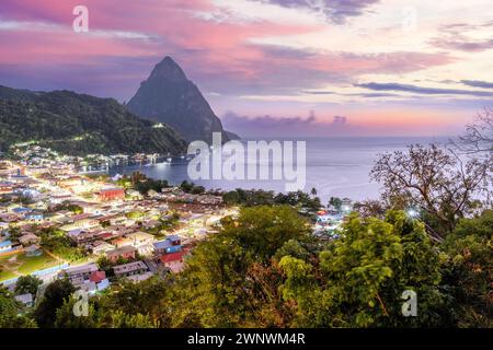 Sonnenuntergang Piton Mountain Mit Blick Auf Soufriere, Saint Lucia, Westindien, Östliche Karibik Stockfoto