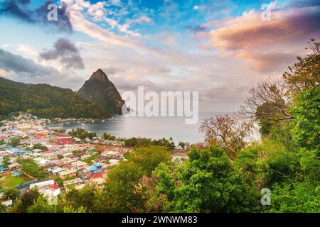 Blick Auf Den Sunrise Piton Mountain Auf Soufriere, Saint Lucia, Westindien Und Die Östliche Karibik Stockfoto