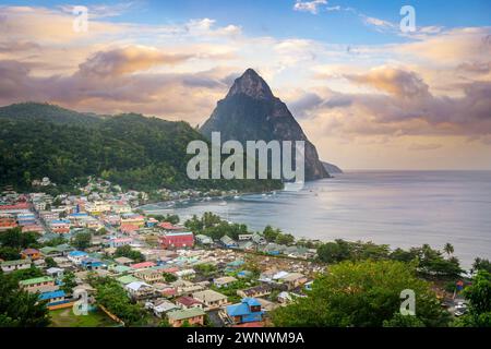 Blick Auf Den Piton Mountain Sunrise Soufriere, Saint Lucia, Westindien, Ostkaribik Stockfoto