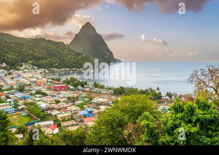 Blick Auf Den Sunrise Piton Mountain Auf Soufriere, Saint Lucia, Westindien Und Die Östliche Karibik Stockfoto