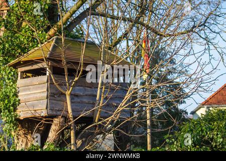 Baumhaus in den Bergen, ein Baumhaus für Kinder Stockfoto