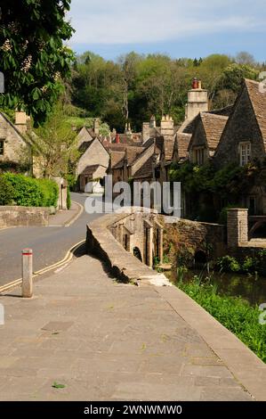 Malerische Ferienhäuser neben der Brücke über den By Brook in Castle Combe, Wiltshire, einst zum schönsten Dorf Englands gewählt. Stockfoto