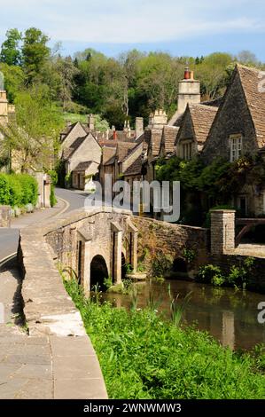 Malerische Ferienhäuser neben der Brücke über den By Brook in Castle Combe, Wiltshire, einst zum schönsten Dorf Englands gewählt. Stockfoto