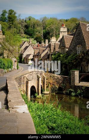 Malerische Ferienhäuser neben der Brücke über den By Brook in Castle Combe, Wiltshire, einst zum schönsten Dorf Englands gewählt. Stockfoto