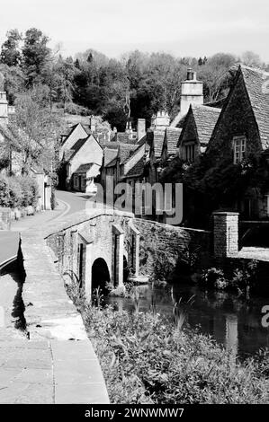 Malerische Ferienhäuser neben der Brücke über den By Brook in Castle Combe, Wiltshire, einst zum schönsten Dorf Englands gewählt. Stockfoto