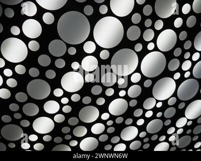 Abstrakte große und kleine weiße und graue Kreise. Abstrakte Lichtstreifen. Das Thema UFO und Urbanisierung Stockfoto