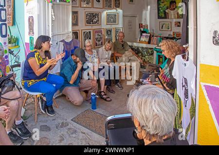 Oaxaca, Mexiko - Alejandra Canseco Alhil (links) spricht mit ausländischen Besuchern über die Proteste von 2006 in Oaxaca. Sie war eine der Anführer der Popular Stockfoto