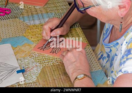 Oaxaca, Mexiko - Susan Newell arbeitet an ihrem Tulpenbild in einer Gravurwerkstatt unter der Leitung von Alejandra Canseco Alhil in ihrem Atelier. Stockfoto