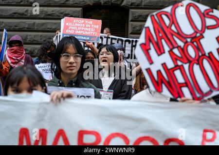 Melbourne, Australien. März 2024. Die Demonstranten halten während der Demonstration Schilder. Die Philippinen protestierten gegen den Besuch des philippinischen Präsidenten Marcos Jr. in Australien. Marcos Jr. sollte sich mit der philippinischen Gemeinde im Rathaus von Melbourne treffen, während die Demonstranten draußen demonstrierten. (Foto: George Chan/SOPA Images/SIPA USA) Credit: SIPA USA/Alamy Live News Stockfoto