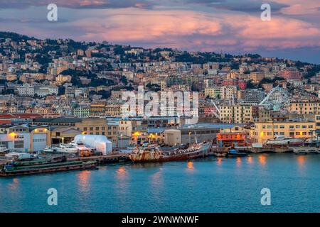 GENUA, ITALIEN - 20. MÄRZ 2021: Panoramablick auf den Hafen von Genua mit farbenfrohen Häusern an der italienischen Küste. Nachmittagslicht. Stockfoto