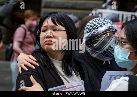 Melbourne, Australien. März 2024. Ein Demonstrant, der während der Demonstration weint. Die Philippinen protestierten gegen den Besuch des philippinischen Präsidenten Marcos Jr. in Australien. Marcos Jr. sollte sich mit der philippinischen Gemeinde im Rathaus von Melbourne treffen, während die Demonstranten draußen demonstrierten. (Foto: George Chan/SOPA Images/SIPA USA) Credit: SIPA USA/Alamy Live News Stockfoto