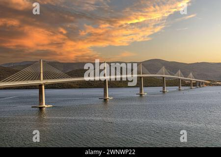 Die Pelješac-Brücke im Komitat Dubrovnik-Neretva, Bucht von Mali Ston, Kroatien. Insgesamt 2.404 m (7.887 Fuß), 23,6 m (77 Fuß), H 98 m (322 Fuß), gebaut zwischen Stockfoto